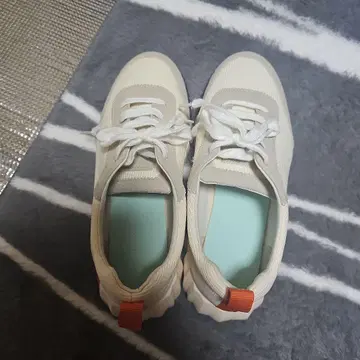 베이지 스니커즈