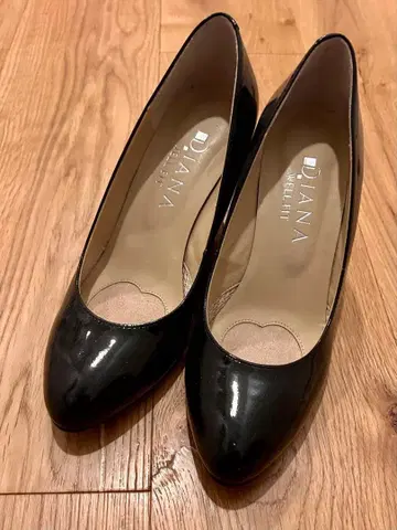 DIANA WELL FIT 블랙 에나멜 웨지솔