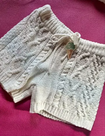 케이블 니트 화이트 숏팬츠 젤라또피케