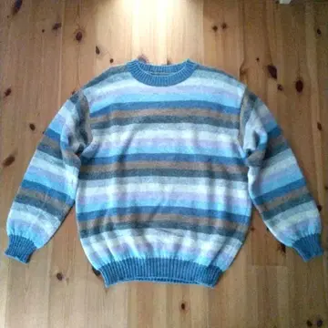 새상품급 베네통 여성용 니트 스웨터 멀티 컬러 이탈리아제 S 사이즈