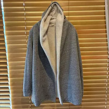 후드 부착 그레이 자켓