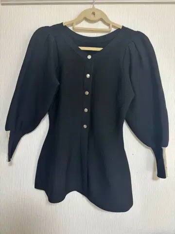 Eimee Law 블랙 퍼프 슬리브 니트탑