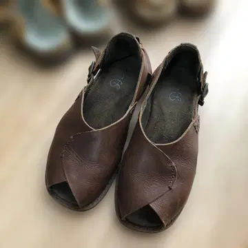브라운 가죽 오픈토 샌들
