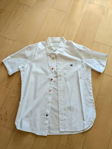 AUTHENTIC WEAR 반팔 셔츠 화이트 컬러 컬러풀 버튼