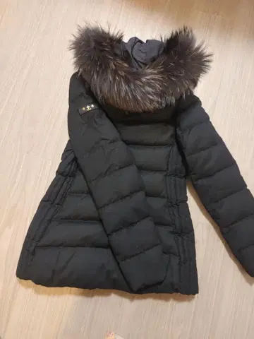 TATRAS 블랙 후드 부착 다운 자켓