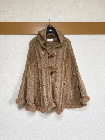 베이지 후드 부착 니트 판초 미사용품