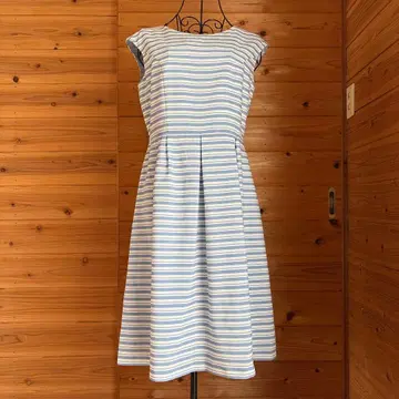 파랑과 화이트 스트라이프 슬리브리스 원피스