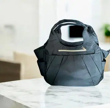 가볍고 엘레강트한 블랙 백 칸막이가 많아 정리하기 쉬운 디자인