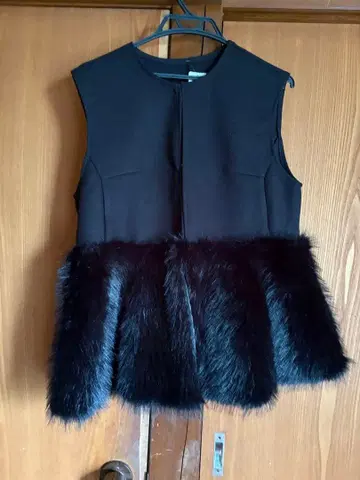 블랙 퍼(fur) 부착 베스트