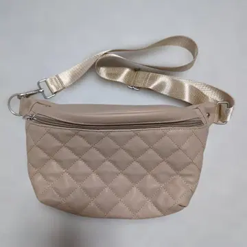 베이지 퀼팅 바디백