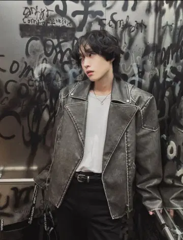 2plan Distorted edge crack leatherjacket