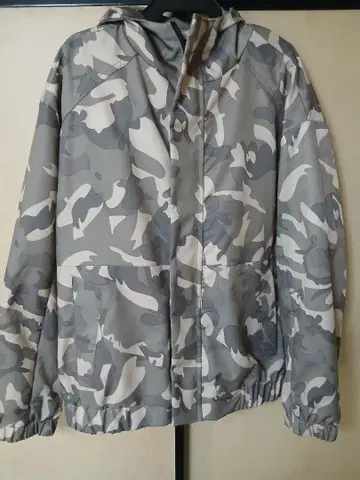 그레이 카모 패턴 후드 부착 나일론 자켓