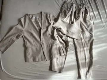 베이지 노카라 자켓과 테이퍼드 팬츠 세트