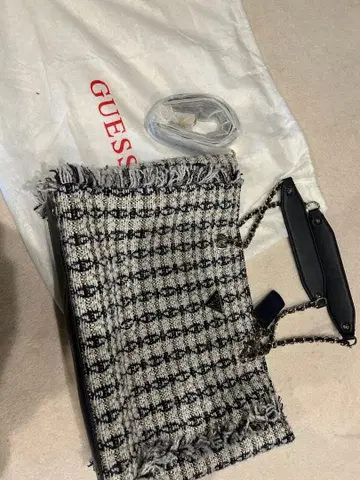 GUESS 프린지 장식 트위드 핸드백