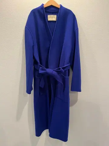 허리 리본 포함 롱 코트 파랑 유나이티드 애로우즈 노카라