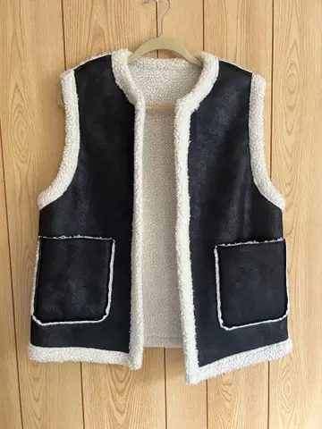 보아 소재 다운 베스트 블랙과 화이트 콤비네이션