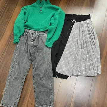 그린 니트 스웨터와 그레이 팬츠 플레어 스커트 3종 세트