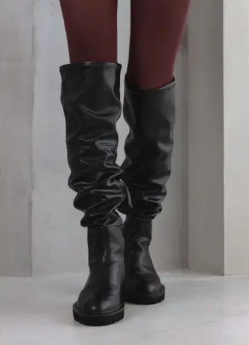 루즈핏 블랙 니하이 부츠