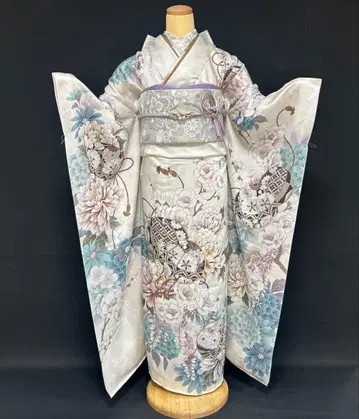 화이트 베이스 모란과 공놀이 패턴의 고급 순수 실크 후리소데 풀세트