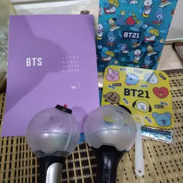 BTS 응원봉 2개와 팬클럽 매거진
