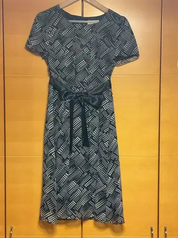 앨리스버리 반팔 무릎 기장 원피스 네이비 새상품급 익명 배송