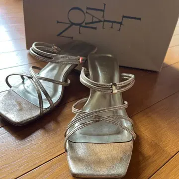 LE TALON 골드 스트랩 샌들