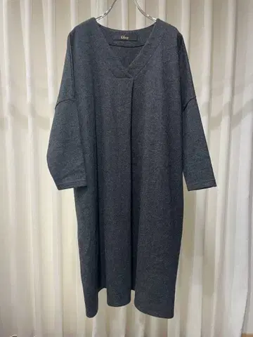 스쿼디 스카디 다크 그레이 V넥 원피스