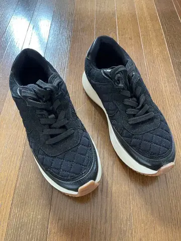 블랙 퀼팅 스니커즈