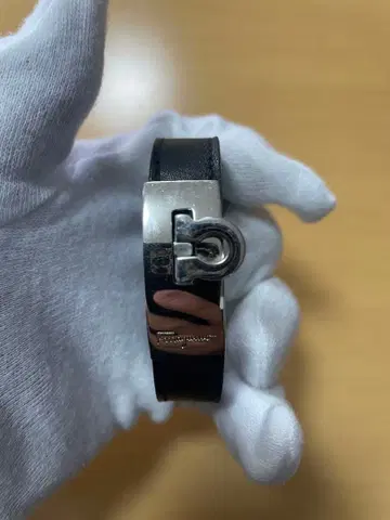 페라가모 간치니 가죽 팔찌