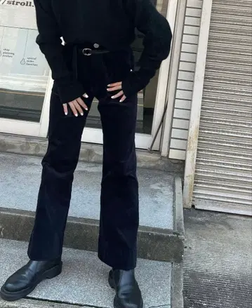 akio 벨로아 플레어 팬츠 네이비