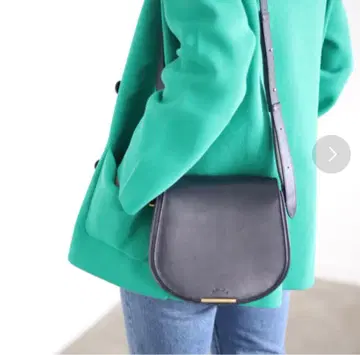 이에나 seeker 네이비 사선 숄더백