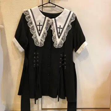 레이스 달린 블랙 셋업 십자가