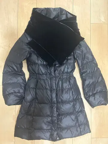 엠포리오 아르마니 블랙 다운 자켓 스톨 포함