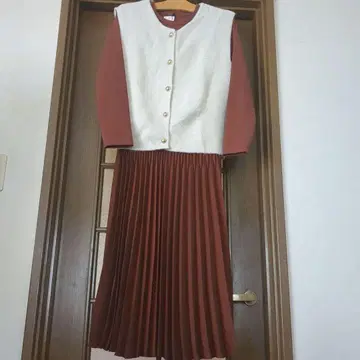 새상품 유니클로 브라운 플리츠 스커트 & 베스트 M 사이즈