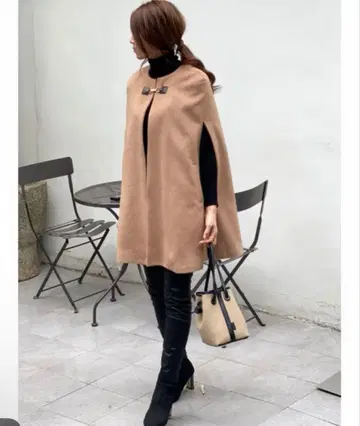 Day and Grade 프론트 후크 케이프 코트