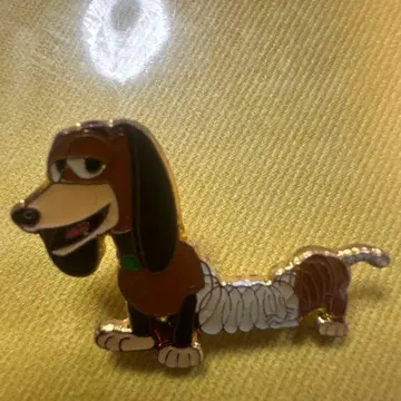 토이스토리 강아지 슬링키 도그 핀 배지