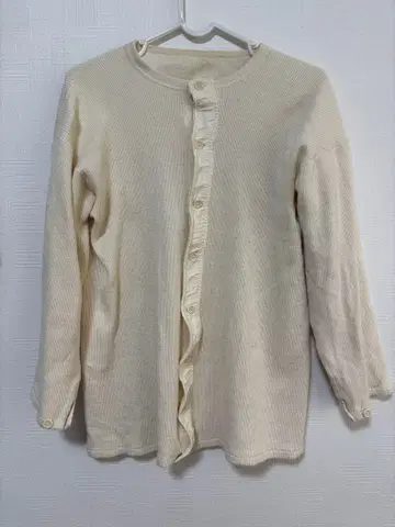 구제 의류 가게의 아이보리 버튼 달린 긴팔 티셔츠