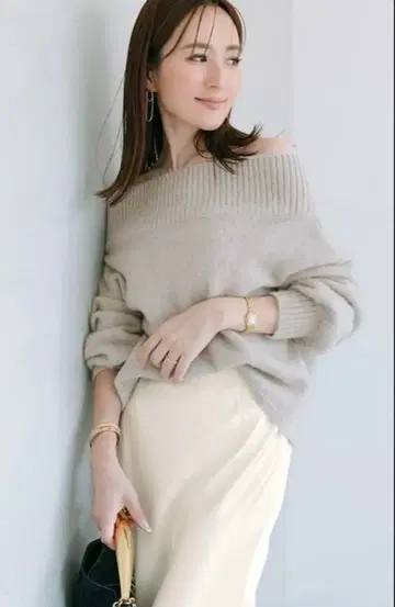 라이트 그레이 오프숄더 니트 스웨터