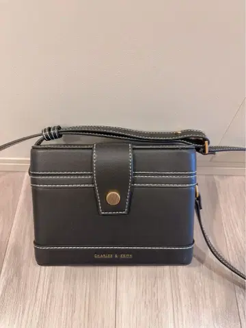 찰스앤키스 박스 크로스 바디백