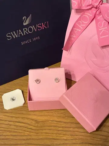 SWAROVSKI 스와로브스키 Constella 스터드 귀걸이