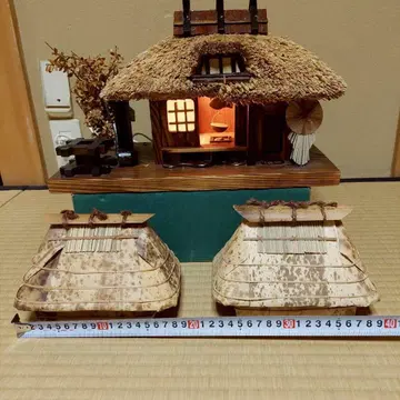 초가 고택 리얼 모형 쇼와 레트로 조명 포함