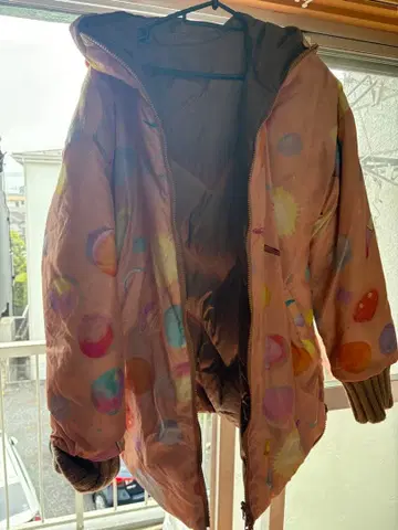 컬러풀 도트 무늬 다운 자켓