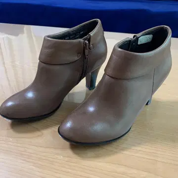 브라운 지퍼 달린 부티 중간 굽