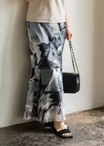 Noble (노블) 아트 프린트 새틴 머메이드 스커트