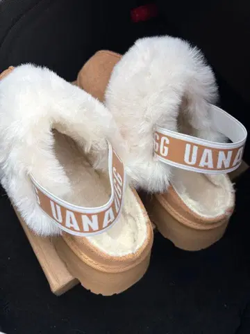 베이지 퍼 슬라이드 샌들