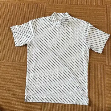 화이트 하이넥 셔츠 로고