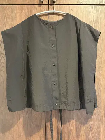 lohen 블랙 슬리브리스 상의