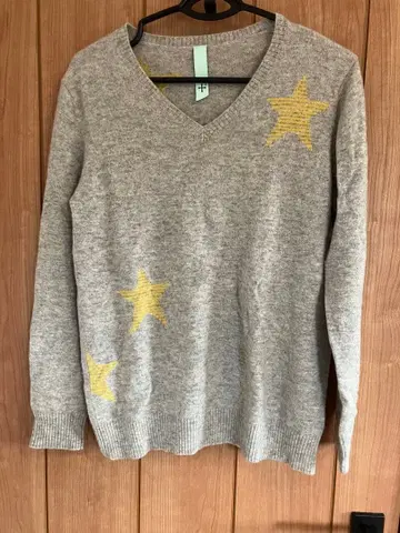 별 패턴 V넥 캐시미어 스웨터 나카보산에스