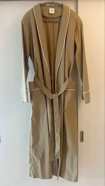 ELIN 롱 가운 코트 화이트 파이핑 포함