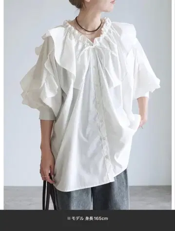 프릴 달린 화이트 셔츠